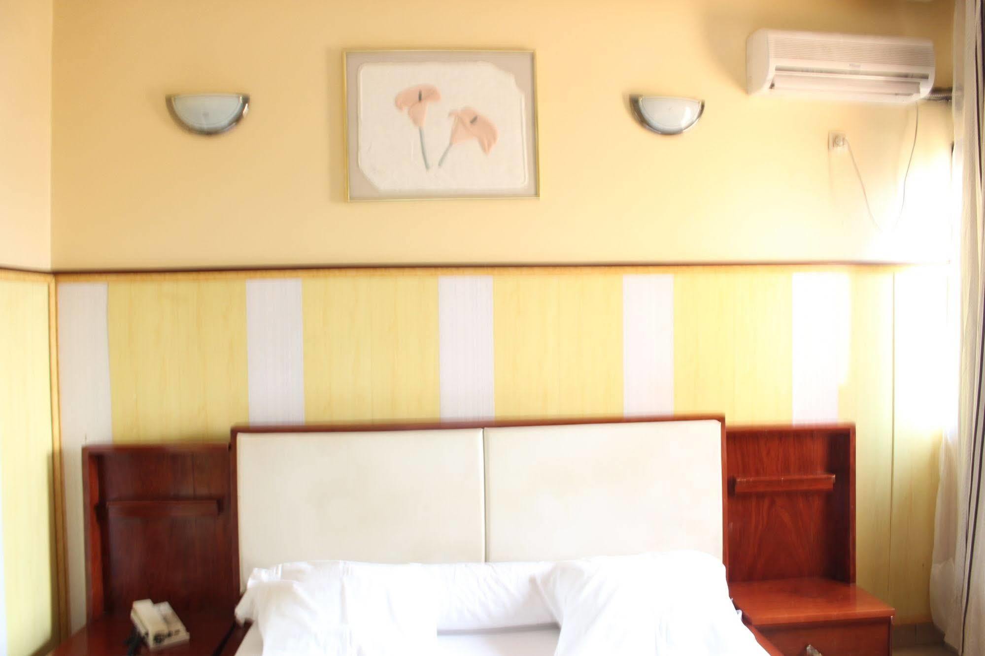 Hotel Santa Lucia Yaoundé Exterior foto