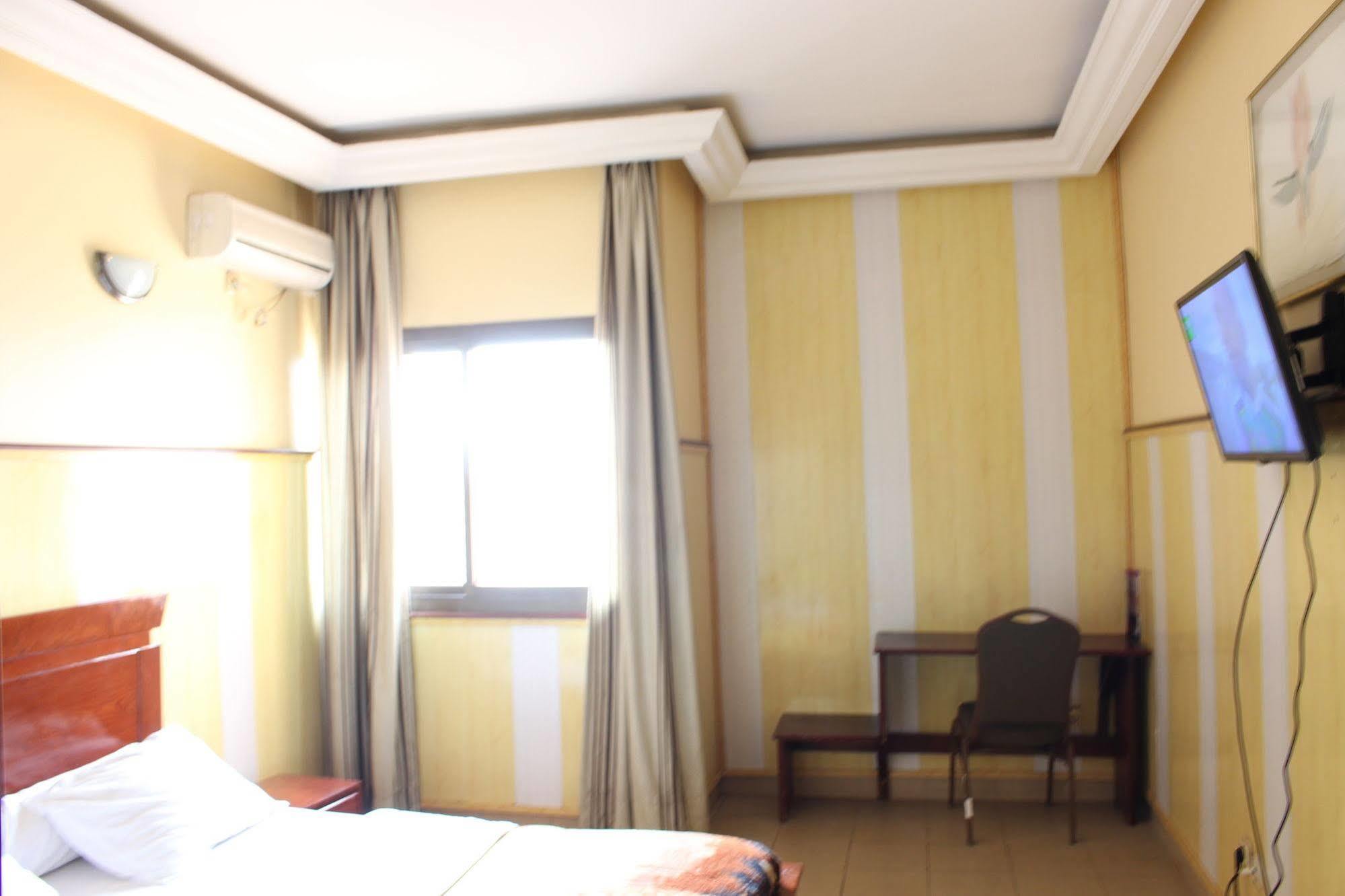 Hotel Santa Lucia Yaoundé Exterior foto