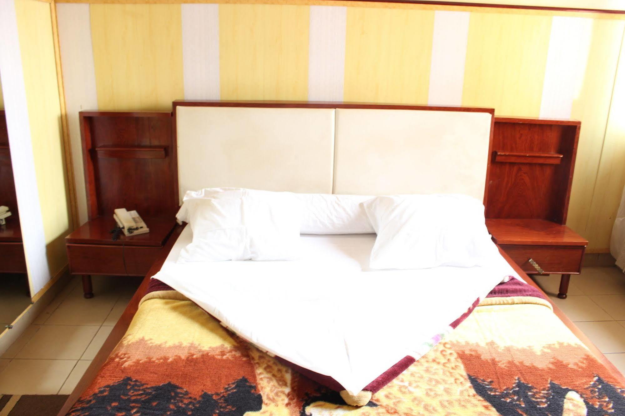Hotel Santa Lucia Yaoundé Exterior foto